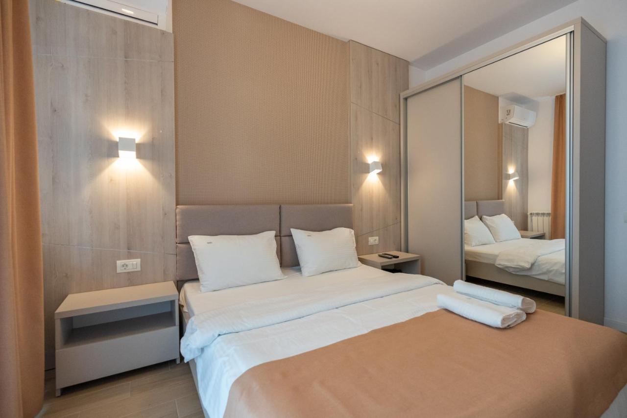 Lotus Studios Mamaia Luaran gambar