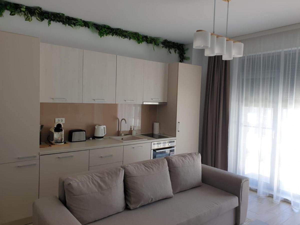 Lotus Studios Mamaia Luaran gambar